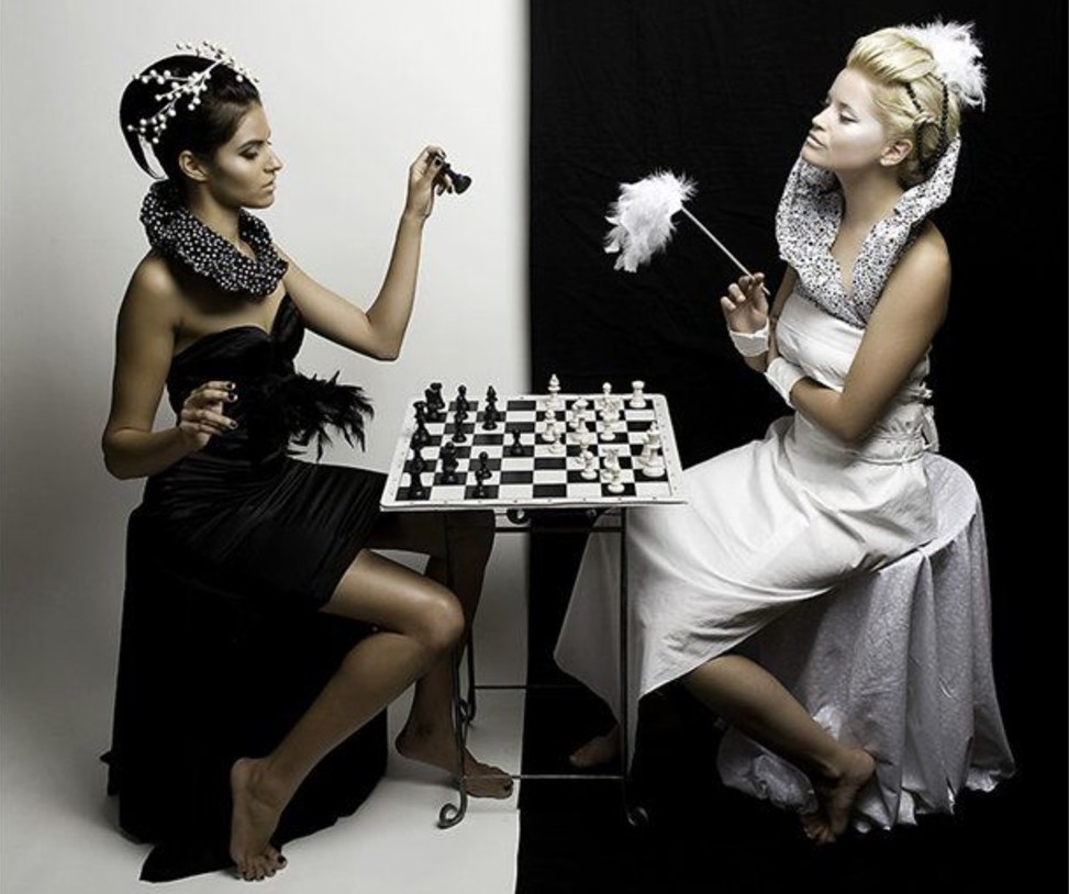 Черно Белое Фото Женщины В Платье